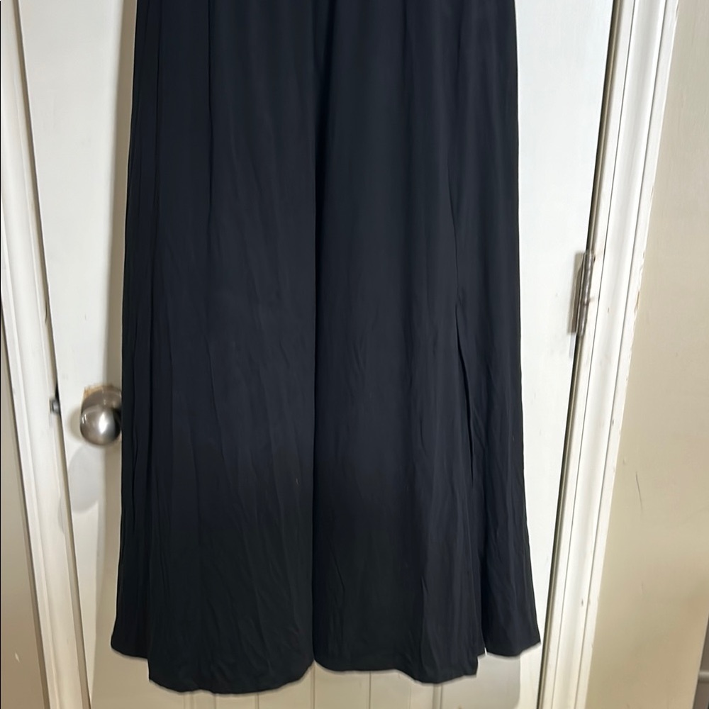 Elegant Black Sleeveless Dress - Picture 8 of 13